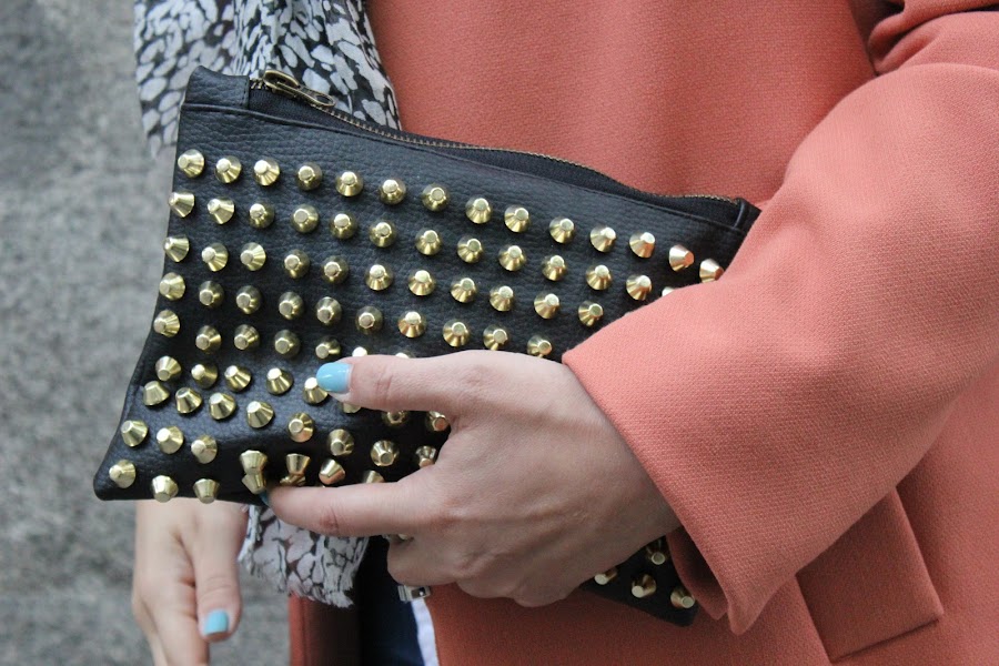 DIY Bolso de mano de cuero negro con tachuelas. DIY studded bag.