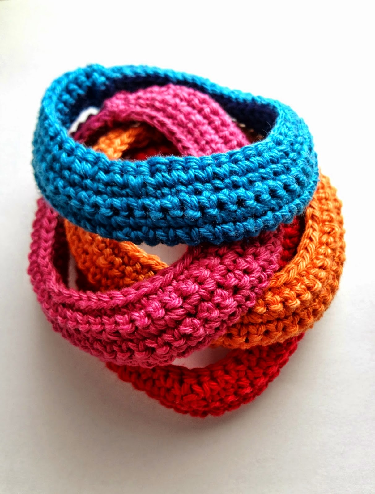 http://thelittletreasures.blogspot.com/2014/06/crocheted-summer-bracelets-free-tutorial.html