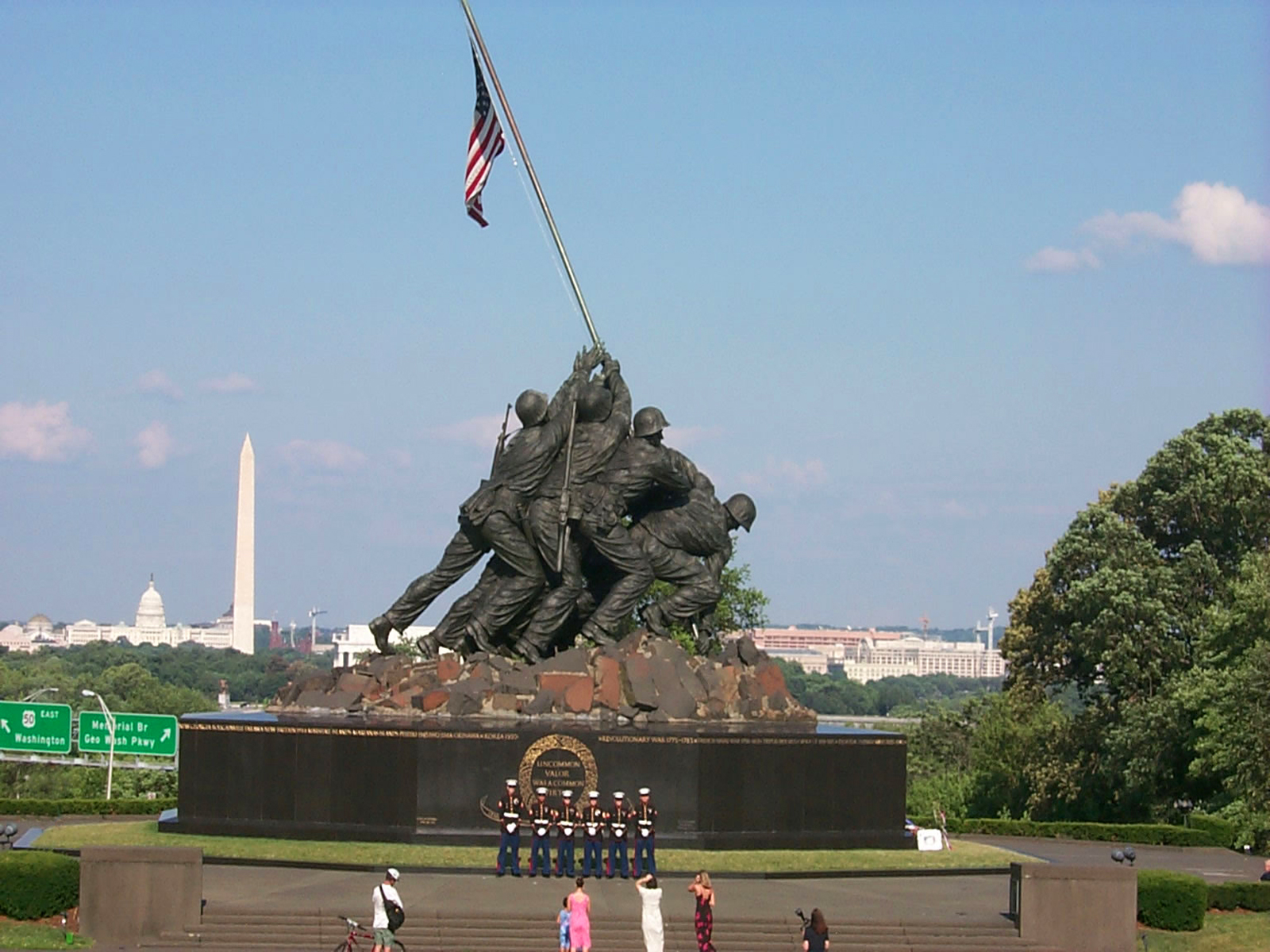 Памятники второй мировой. Iwo Jima Monument. Iwo Jima Memorial Statue. Мемориал в Гамбурге второй мировой войны.