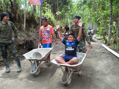 SENYUM WARGA WARNAI USAINYA COR JALAN SENYUM WARGA WARNAI USAINYA COR JALAN