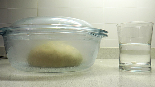 La bola de masa no flota en el vaso con agua.