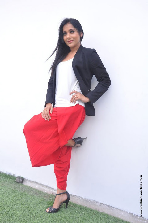 Rashmi Gautam at Next Nuvve Movie Interview