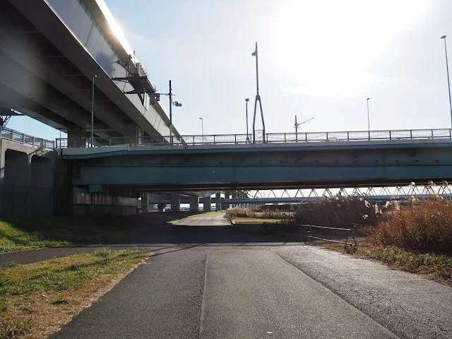 荒川自転車道　新船堀橋と都営新宿線