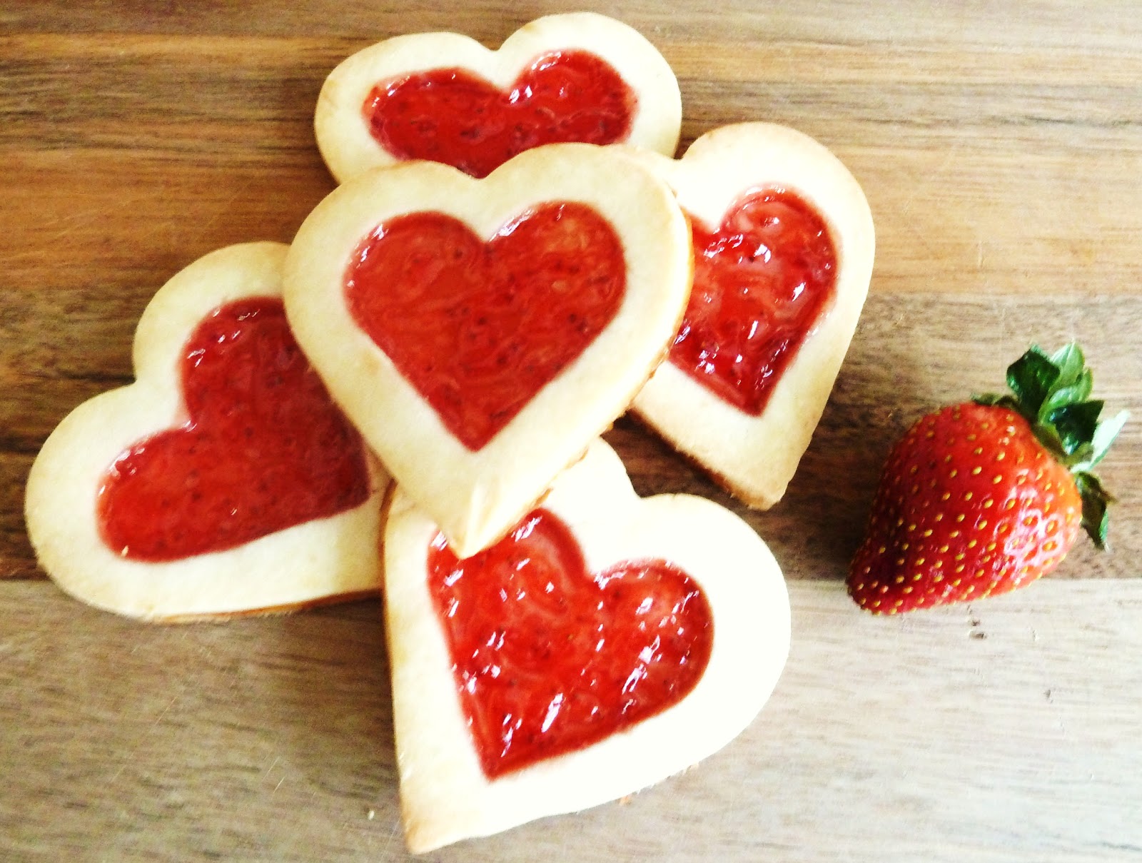 Bake Fest: Dorothy&amp;#39;s Kitchen: Strawberry love heart biscuits
