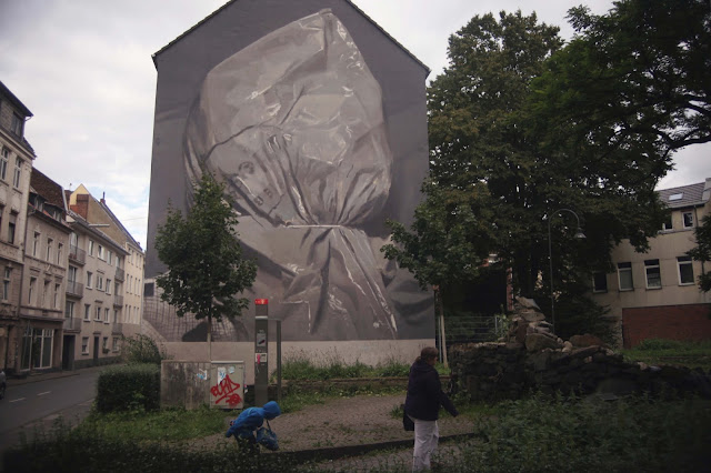 Axel Void recently spent some time in Germany where he was invited by the good lads from CityLeaks to create a new piece on the streets of Cologne.