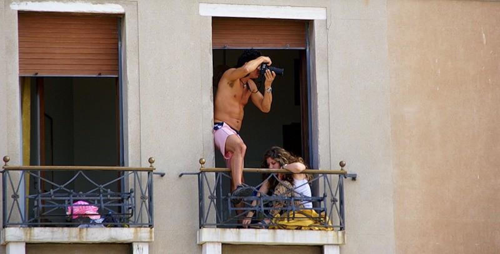 мужик выходит на балкон голым фото 23