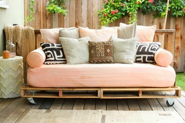 Relax in the seating area in the garden!