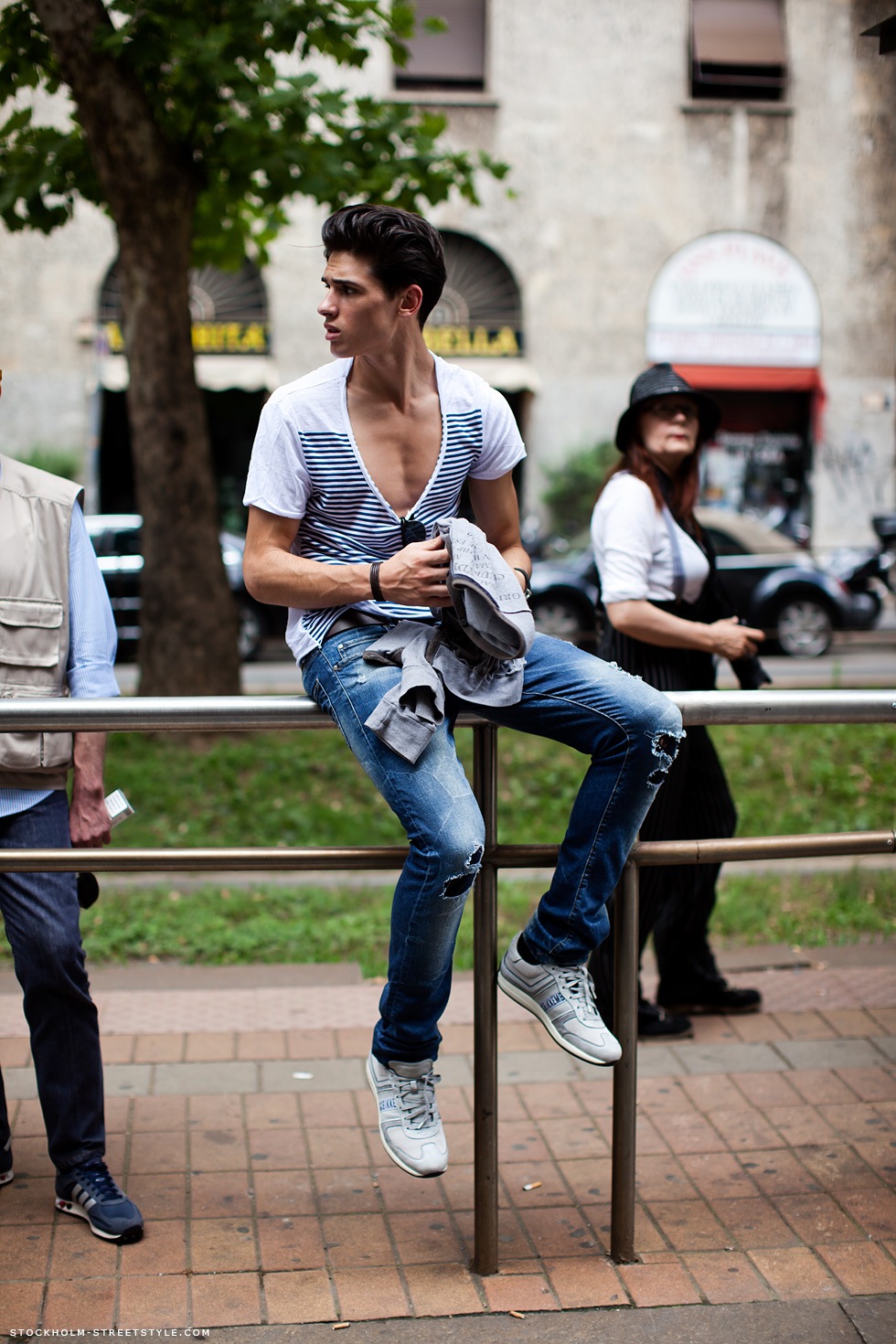 Стильная женщина в очках. Мужской стиль с шортами. Really style. Берцы с шортами мужчины. Хипстер стиль.