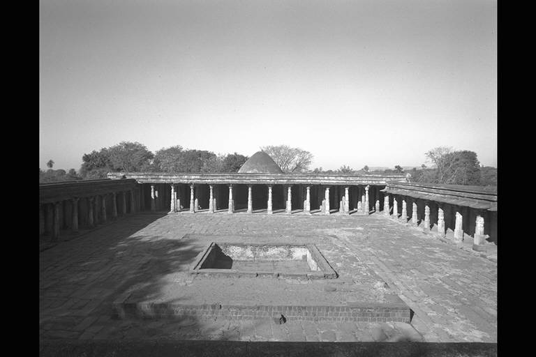 Bharatkalyan97: Lat ki and Kamal Maula Masjids are of unusual architecture;  evidences of earlier Siva, Sarasvati temples at the location