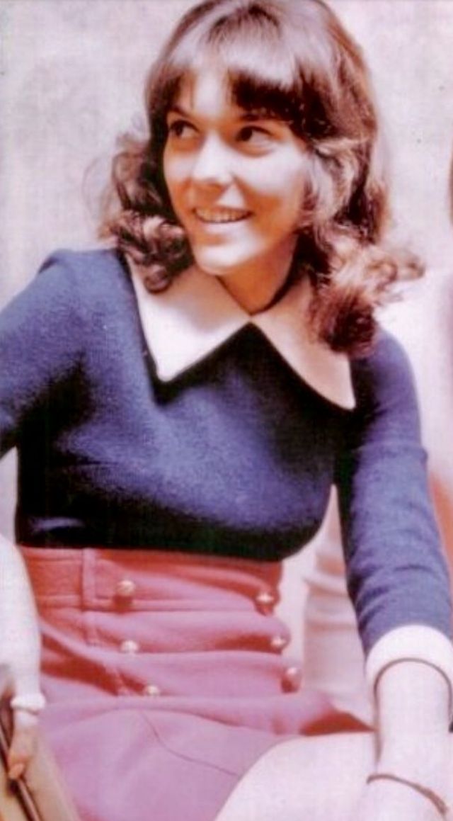 30 Vintage Photos of a Lovely Karen Carpenter From Between the Late