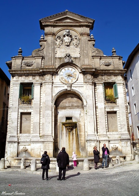Spoleto, Piazza del Mercato. Fonte di piazza Spoleto, Piazza del Mercato. Fonte di piazza