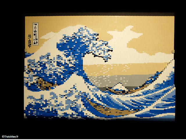 peinture "Sous la grande vague au large de la côte à Kanagawa" de Hokusai en Lego by Nathan Sawaya expo The Art Of Brick Porte de Versaille Paris