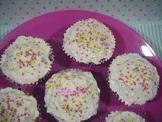 Cupcakes de vainilla con cobertura de queso