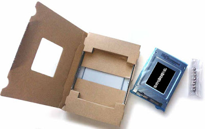 CSSD-S6T256NHG6Q 梱包材から、SSDとネジを取り外し  ネジは合計 8 本入っていることが確認できる