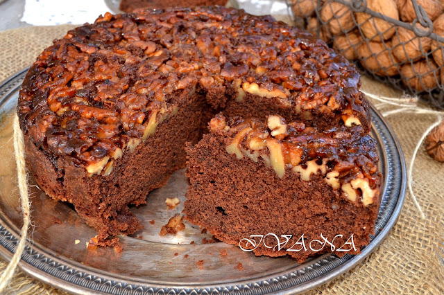 Обърнат орехов сладкиш