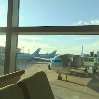 窓の向こうにコリアンエアの機体