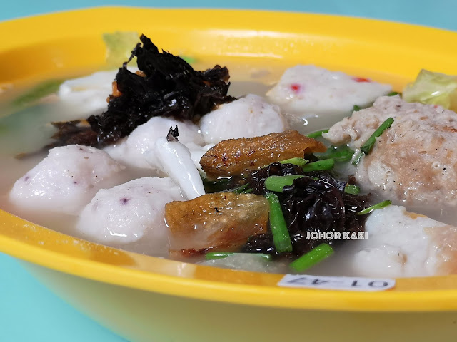 Dong Fang Hong Sotong Ball Seafood Soup. Best Food @ Hong Lim Food Centre 东方红墨鱼什锦汤 Dong Fang Hong Sotong Ball Seafood Soup. Best Food @ Hong Lim Food Centre 东方红墨鱼什锦汤