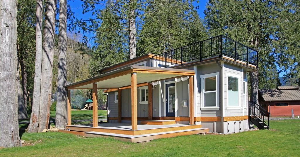 The Bellevue At Wildwood Lakefront Cottage [ TINY HOUSE TOWN ]