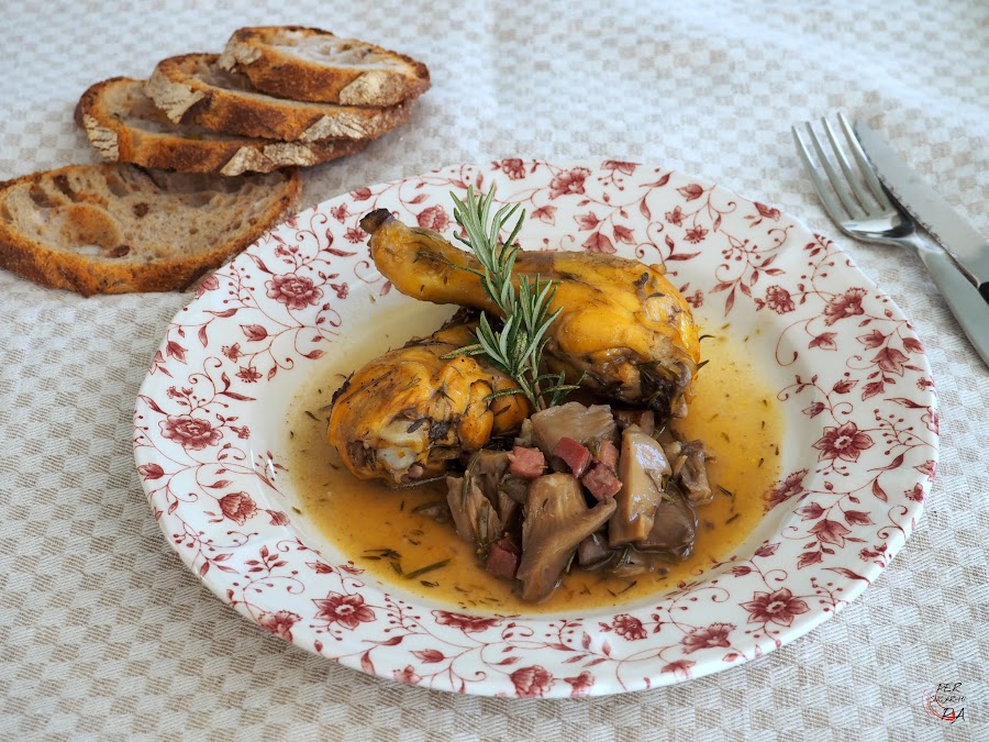 Fricasé de pollo al estilo Gordon Ramsey, con gírgolas, hierbas aromáticas, jamón, brandy y caldo de pollo.