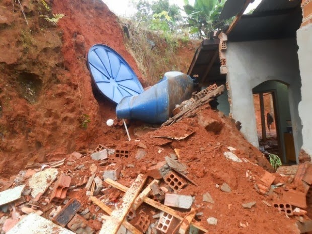 Deslizamento de terra destrói parte de casa e deixa um ferido em Jaru, RO