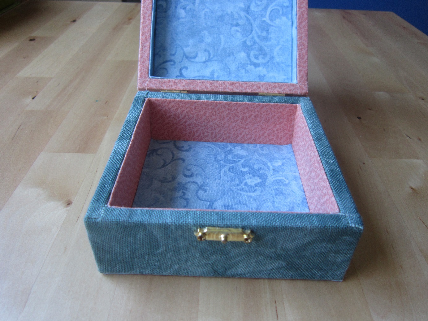 La caja en blanco English tapestry sewing box