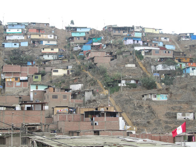 pobreza y bandera peruana