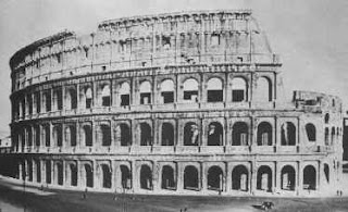 Coloseum yang dibangun pada masa Kaisar Titus Coloseum yang dibangun pada masa Kaisar Titus