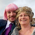 Bikin Baper, Pria Ini Pakai Rambut Palsu Pink demi Sang Kekasih