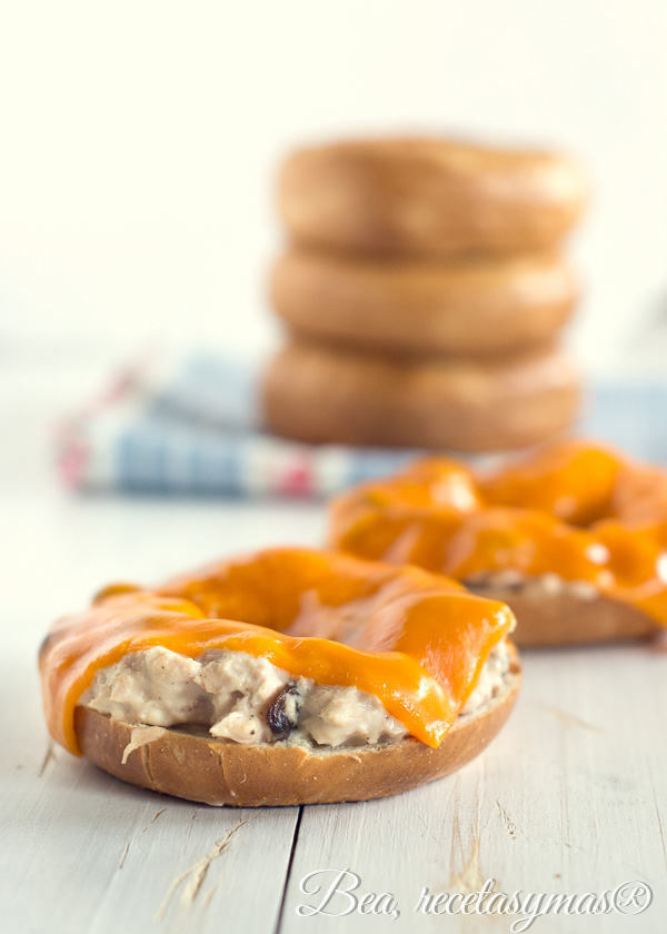 Bagels con pasta de atun, pasas y queso