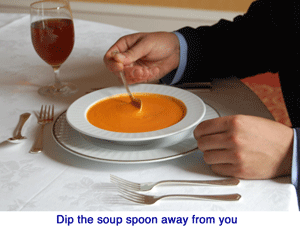 Как едят суп по этикету. Ложкой по столу. Как правильно держать ложку этикет. Ешьте суп вилкой. Употребление супа по этикету.