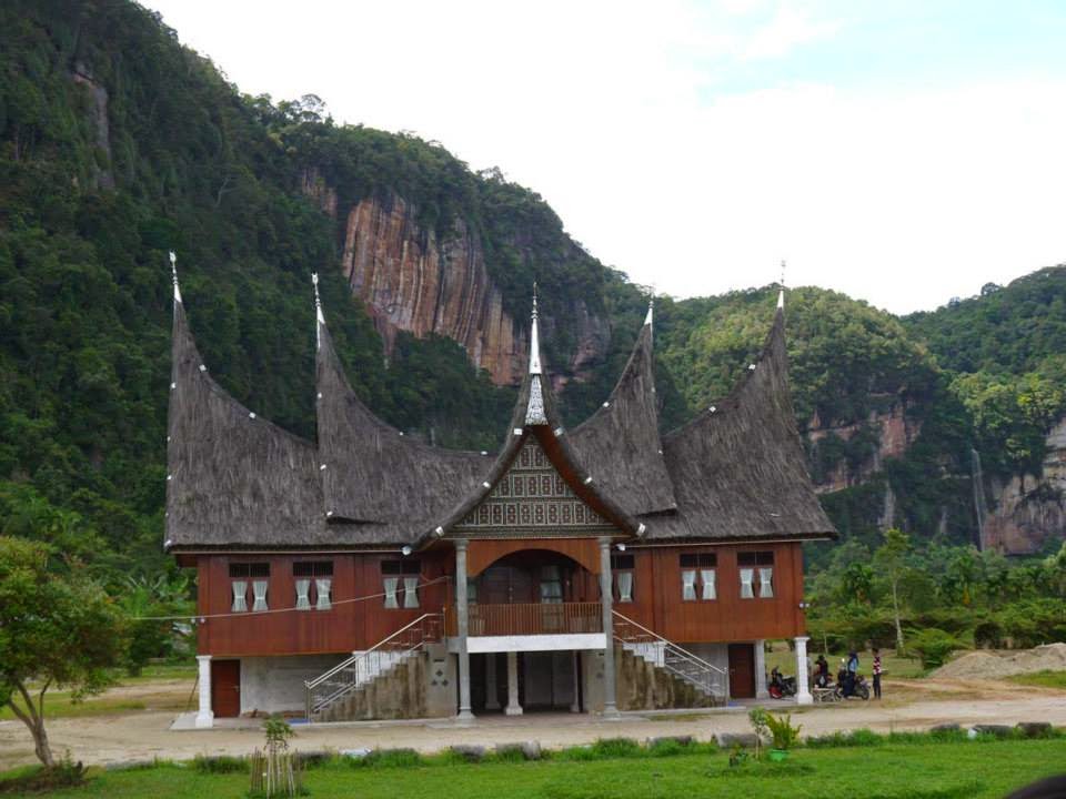 Tropical Islands: Rumah Gadang, the Traditional House of Minangkabau ...