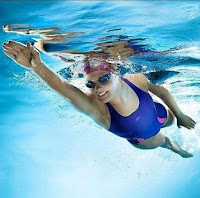 تعبير عن رياضة السباحة بالانجليزي قصير وسهل 3 نماذج مترجمة هات