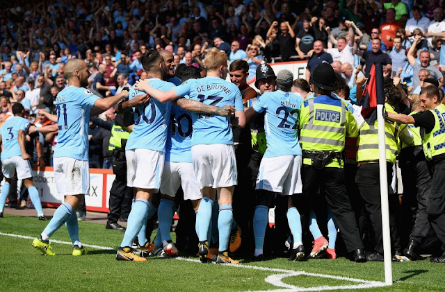 Manchester-city-celebrating-crowd