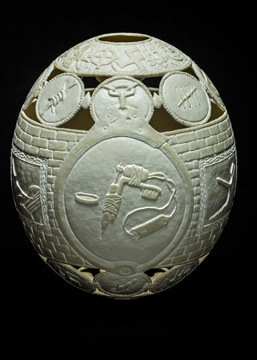 13-Tattoo-Gil-Batle-Hatched-in-Prison-Carvings-on-Ostrich-Eggs-www-designstack-co