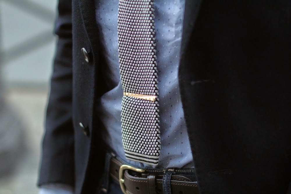 UNIQLO Blazer / Veste - ALAIN FIGARET Shirt / Chemise - H&M Jeans - Céline Shoes / Souliers - Pochette Square Tie, Lapel Flower, Pocket Square / Cravate tricotée, Mouchoir de poche - Royalties Socks / Chaussettes - Daniel Wellington Watch / Montre - Blog Mode Homme - Mensfashion - Dandy Paris