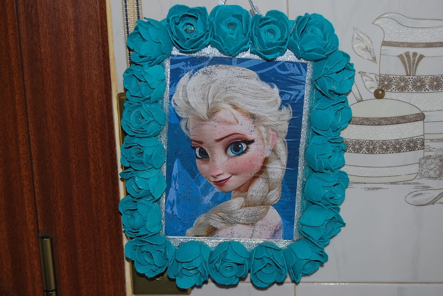  cuadro con flores de carton de huevos.