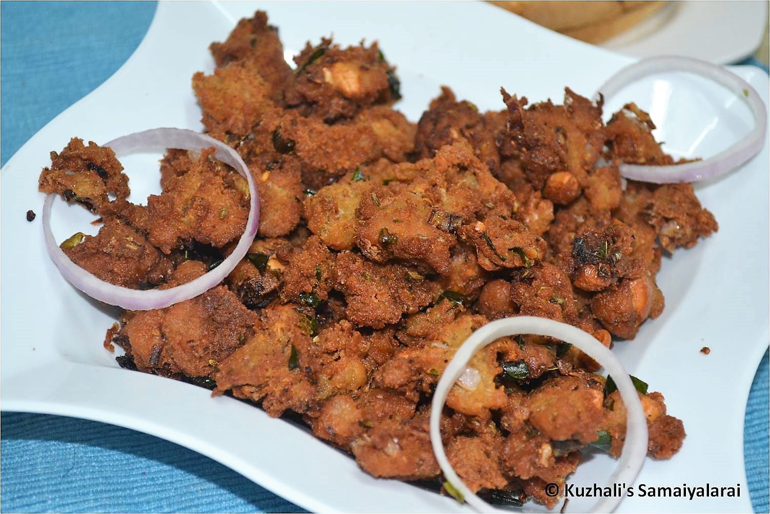 KUZHALI'S SAMAIYALARAI BREAD ONION PAKODA /BREAD ONION PAKORA RECIPE