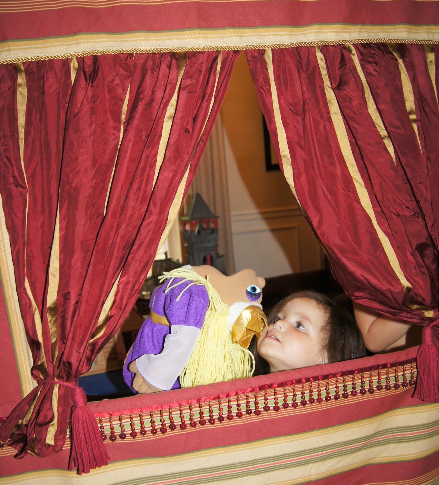 DIY Puppet Theatre, Easy Hanging Puppet Theatre For Kids