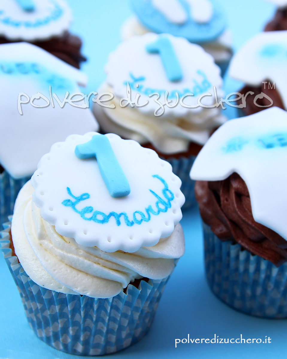 cupcakes decorati 1° compleanno bimbo pasta di zucchero cake design body piedini leonardo polvere di zucchero