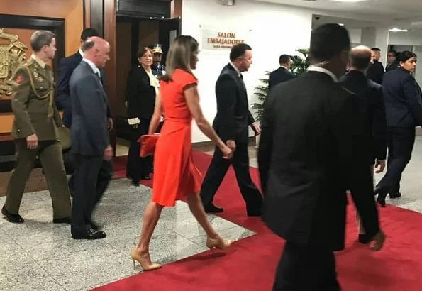 Queen Letizia arrived at Las Américas International Airport in Republic of Dominica. Letizia wore Prada pumps and carried Angel Schlesser clutch