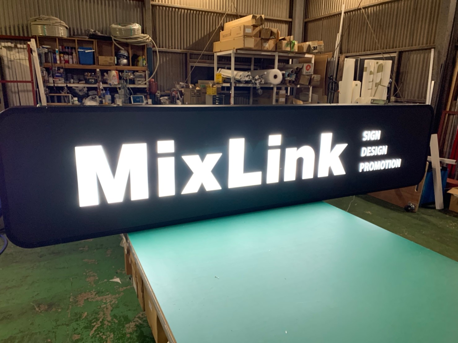 MixLinkDesign: 文字だけ光る電飾看板 － 電飾看板に遮光シートの組み合わせがおすすめ