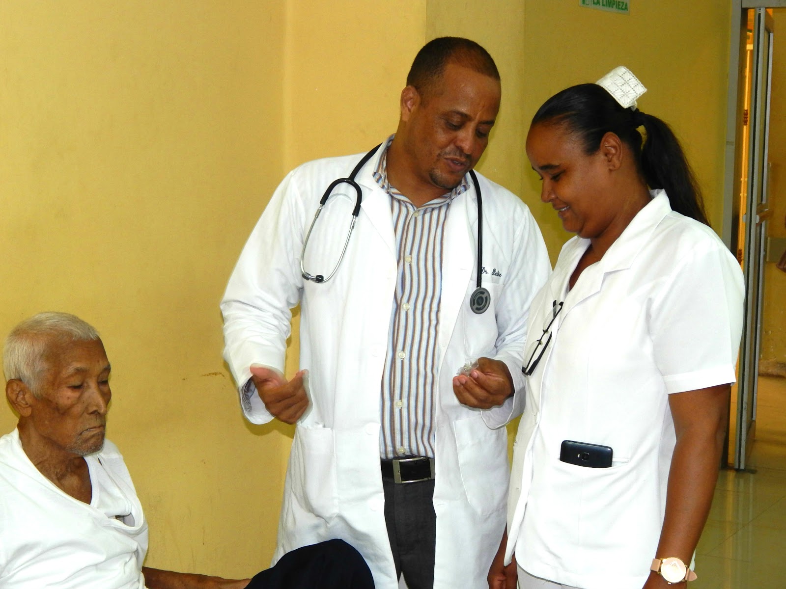 BARAHONA Pacientes hospital Jaime Mota destacan cualidades doctor