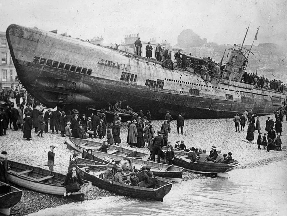 Naufrages & épaves WWI et WWII - Page 10 U-118,+a+World+War+One+submarine+washed+ashore+on+the+beach+at+Hastings,+England