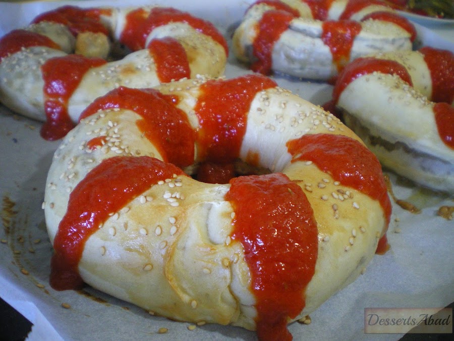 Beyti kebab ( Medio horneado con tiras de salsa de tomate)