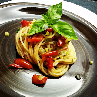 spaghetti integrali con pomodorini pachino, zucchine e basilico