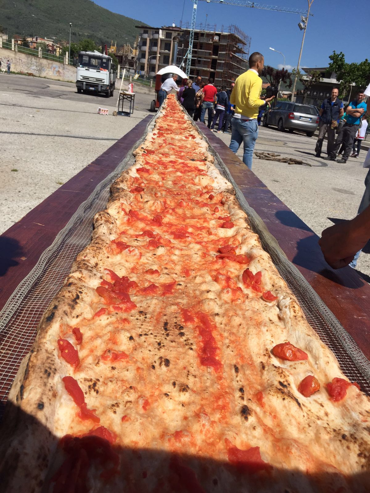Guinness dei primati a Napoli la pizza più lunga del mondo Guinness dei primati a Napoli la pizza più lunga del mondo