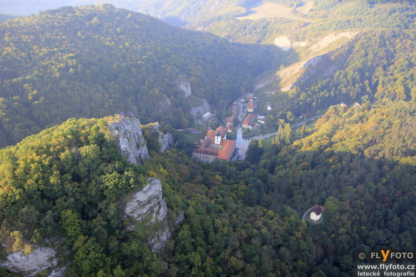 FLyFOTO letecká fotografie a video Svatý Jan pod Skalou
