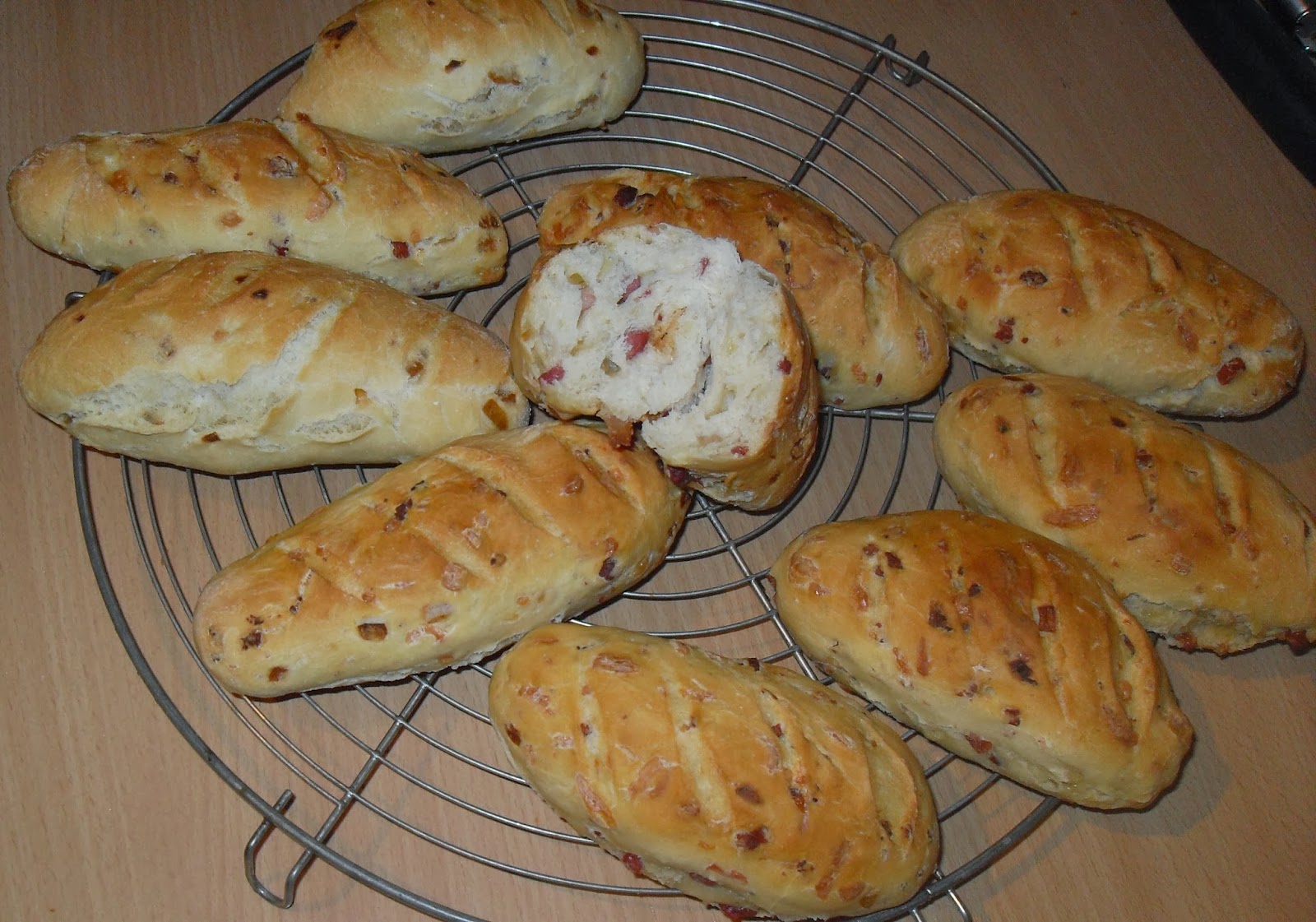 Sanna´s Hexenküche: Zwiebel-Speck Stangen mit Käse