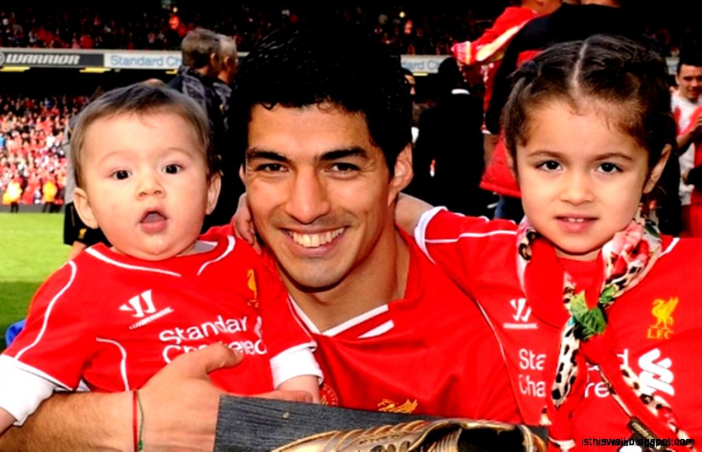 луис суарес дети. дельфина суарес дочь луиса суареса. дефина суарес. луис суарес с дочкой. луис суарес дети.