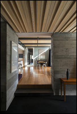 Viviendo en una casa de fr铆o cemento. Living in a cold house concrete.